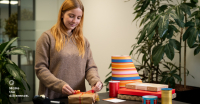 Vrouw pakt cadeaus in