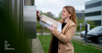 Vrouw met brievenbusverpakkingen