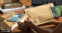 Vrouw pakt luchtkussen envelop uit